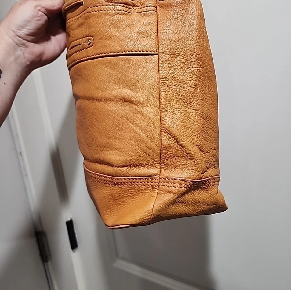B. Makowsky Genuine Leather Drawstring Hobo Bucket Bag Camel Tan